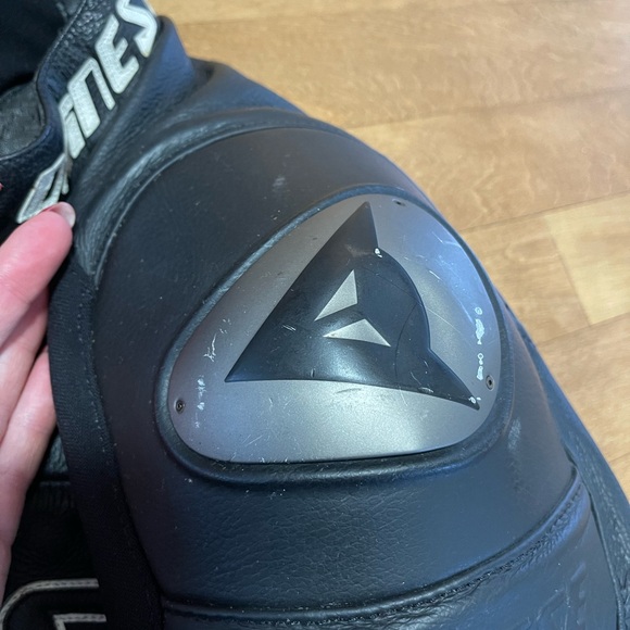 Dainese 2 piece leather suit with minimal use - Picture 2 of 16